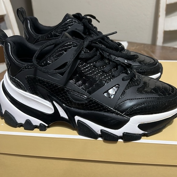 Stylish sneakers Michael Kors - Picture 2 of 3